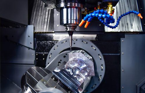 HURCO 5-axis milling machine – machining an aluminium head with a Loc-Line coolant system