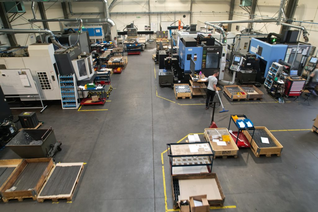 Panorama of the CNC milling hall with 8 machine tools and an operator - Anbi-Tech machine park in Olkusz
